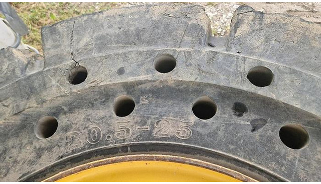 Big Vollgummi Räder 20,5 x 25 mit Volvo Felgen - Guma: slika 5 Big Vollgummi Räder 20,5 x 25 mit Volvo Felgen - Guma: slika 5