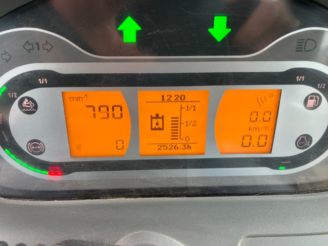 Fendt 724 PowerPlus mit Frontkraftheber - Traktor: slika 3 Fendt 724 PowerPlus mit Frontkraftheber - Traktor: slika 3