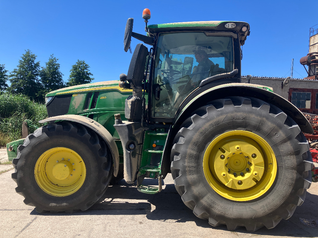 John Deere 6R250 - Traktor: slika 2 John Deere 6R250 - Traktor: slika 2