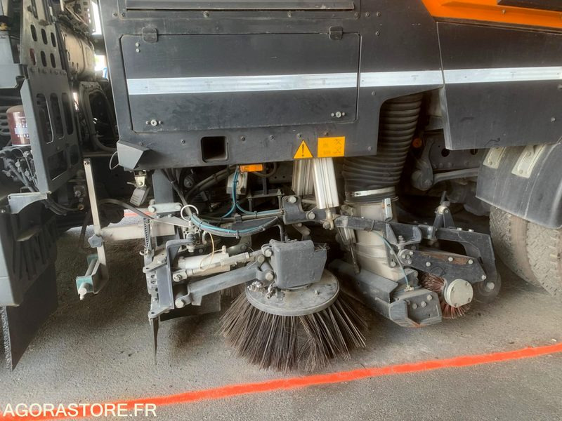 BALAYEUSE COMPOSÉE D'UN PORTEUR MERCEDES ET D'UN SYSTÈME DE BALAYAGE SCHMIDT - Autočistilica: slika 3 BALAYEUSE COMPOSÉE D'UN PORTEUR MERCEDES ET D'UN SYSTÈME DE BALAYAGE SCHMIDT - Autočistilica: slika 3