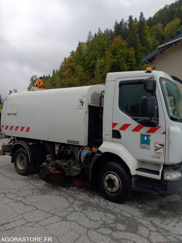 BALAYEUSE de Voiries- RENAULT MIDLUM 220 DXI avec aspiratrice EUROVOIRIE - Autočistilica: slika 4 BALAYEUSE de Voiries- RENAULT MIDLUM 220 DXI avec aspiratrice EUROVOIRIE - Autočistilica: slika 4