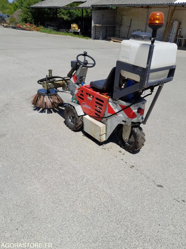 Balayeuse désherbeur désherbeuse automotrice pour désherbage trottoirs Cochet - Baštenska oprema: slika 1 Balayeuse désherbeur désherbeuse automotrice pour désherbage trottoirs Cochet - Baštenska oprema: slika 1