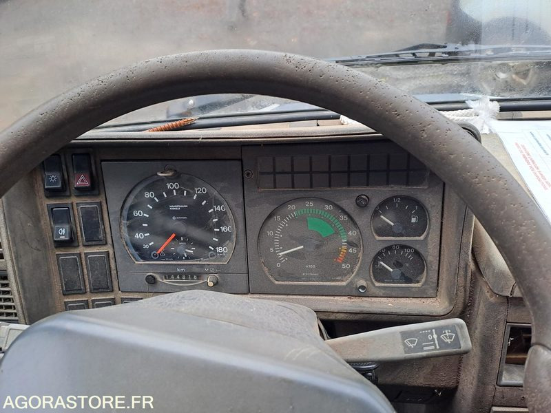 CAMIONNETTTE PLATEAU IVECO DAILY Haras de Pompadour (19) ne démarre pas - Dostavno vozilo istovarivač: slika 4 CAMIONNETTTE PLATEAU IVECO DAILY Haras de Pompadour (19) ne démarre pas - Dostavno vozilo istovarivač: slika 4