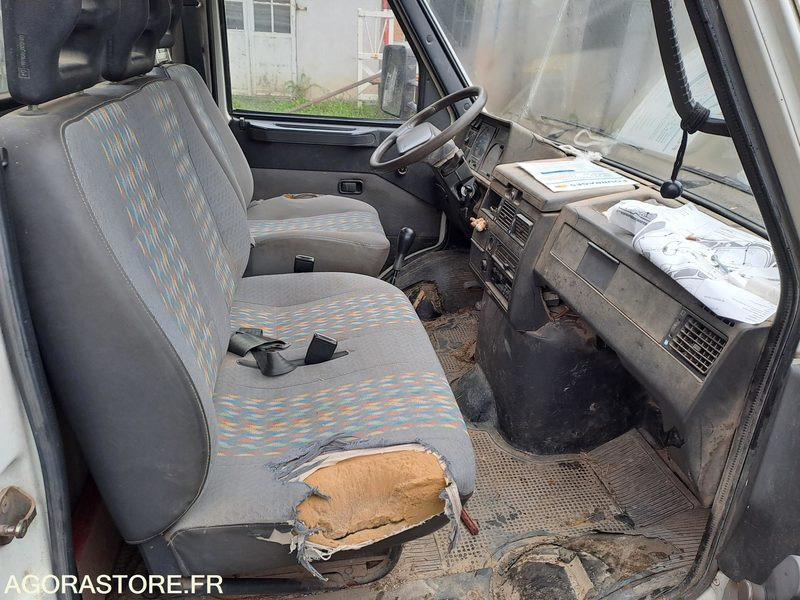 CAMIONNETTTE PLATEAU IVECO DAILY Haras de Pompadour (19) ne démarre pas - Dostavno vozilo istovarivač: slika 1 CAMIONNETTTE PLATEAU IVECO DAILY Haras de Pompadour (19) ne démarre pas - Dostavno vozilo istovarivač: slika 1