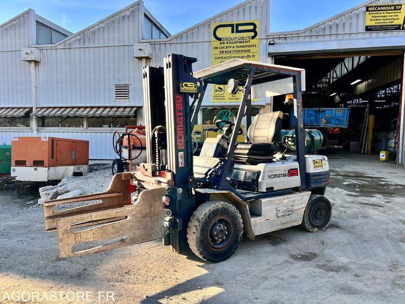 CHARIOT ÉLÉVATEUR À GAZ KOMATSU FG25T-11E AVEC PINCES - 1995 / 7938 HEURES - Dizel viljuškar: slika 1 CHARIOT ÉLÉVATEUR À GAZ KOMATSU FG25T-11E AVEC PINCES - 1995 / 7938 HEURES - Dizel viljuškar: slika 1