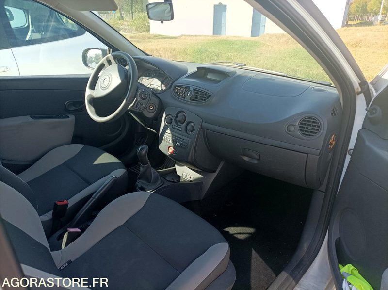 CLIO III 2010 2 places - Automobil: slika 3 CLIO III 2010 2 places - Automobil: slika 3