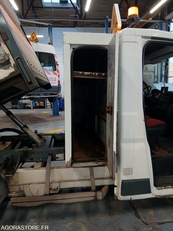 FIAT DUCATO BENNE 169544 KM AVEC CONTRE VISITE .. AVEC UNE CALANDRE CITROEN - Dostavno vozilo istovarivač: slika 4 FIAT DUCATO BENNE 169544 KM AVEC CONTRE VISITE .. AVEC UNE CALANDRE CITROEN - Dostavno vozilo istovarivač: slika 4