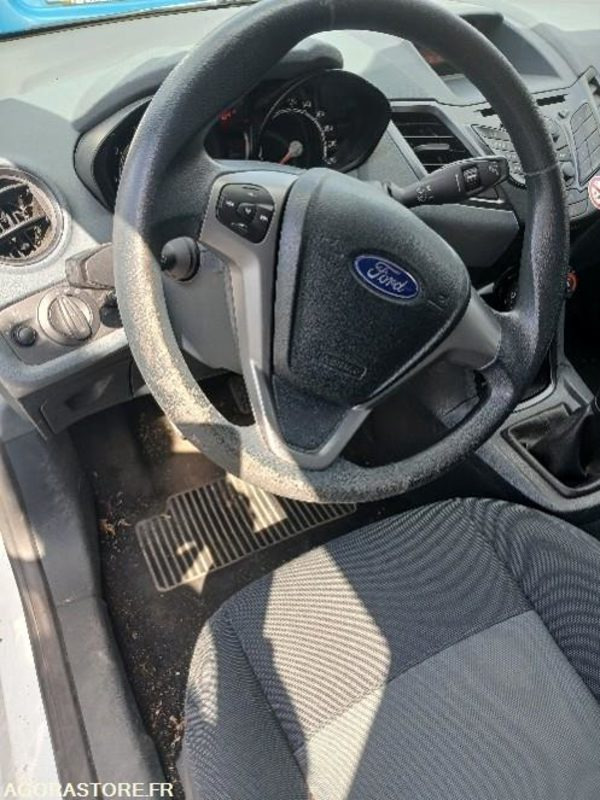 FORD FIESTA N°2 1.2 L– COULEUR BLANCHE - Automobil: slika 4 FORD FIESTA N°2 1.2 L– COULEUR BLANCHE - Automobil: slika 4