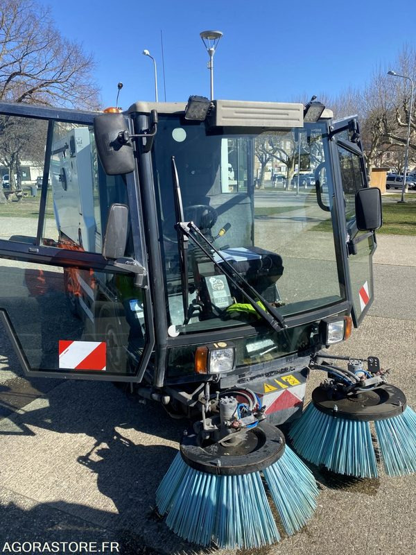 LOT DE DEUX BALAYEUSE SCHMIDT SWINGO 2001 ET 2003 + UNE BALAYEUSE BOSCHUNG 2001 - Autočistilica: slika 2 LOT DE DEUX BALAYEUSE SCHMIDT SWINGO 2001 ET 2003 + UNE BALAYEUSE BOSCHUNG 2001 - Autočistilica: slika 2
