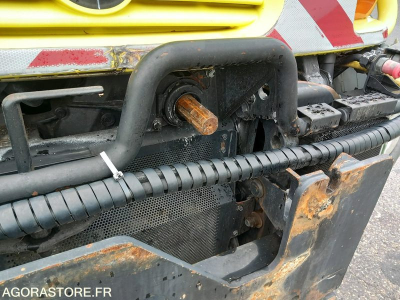 MERCEDES UNIMOG 4X4 4RD AVEC SALEUSE ET AILERONS KU0105 SL0307 AB0107 AB0107 - Vozilo za čišćenje snega: slika 3 MERCEDES UNIMOG 4X4 4RD AVEC SALEUSE ET AILERONS KU0105 SL0307 AB0107 AB0107 - Vozilo za čišćenje snega: slika 3