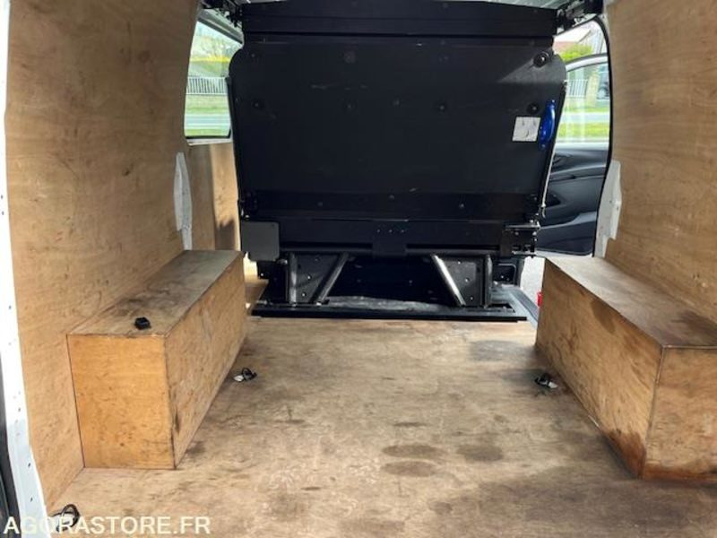 MERCEDES VITO MIXTO 116 CDI LONG 5 PLACES - 2021 - 193 000km - Furgon: slika 2 MERCEDES VITO MIXTO 116 CDI LONG 5 PLACES - 2021 - 193 000km - Furgon: slika 2