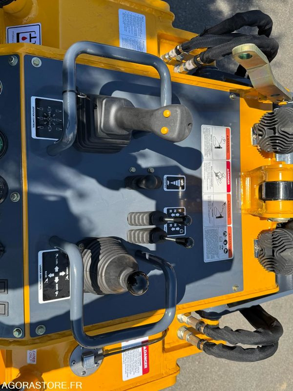 Mini chargeuse porte outils à chenilles moteur Honda 22CV. - Kompaktni utovarivač guseničar: slika 2 Mini chargeuse porte outils à chenilles moteur Honda 22CV. - Kompaktni utovarivač guseničar: slika 2