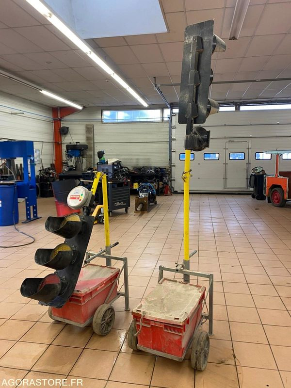 PAIRE DE FEUX DE CHANTIER NISSEN QUARZ LZA 400 LED 12 VOLT 2006 - Građevinska oprema: slika 1 PAIRE DE FEUX DE CHANTIER NISSEN QUARZ LZA 400 LED 12 VOLT 2006 - Građevinska oprema: slika 1