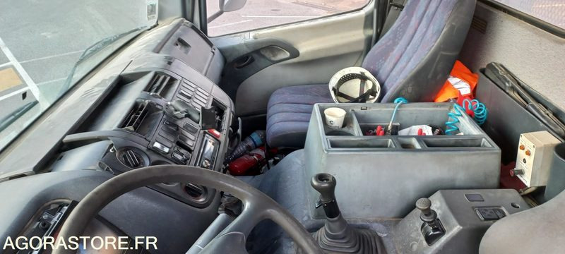 PORTEUR 19T MERCEDES MULTI 339000 km de 1999 (R30223) - Kamion za utovaranje kontejnera: slika 5 PORTEUR 19T MERCEDES MULTI 339000 km de 1999 (R30223) - Kamion za utovaranje kontejnera: slika 5