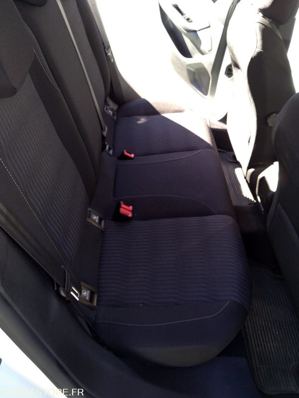 Peugeot 308 1.6 Blue Hdi 120 - 2014 - 168240 KM - Automobil: slika 2 Peugeot 308 1.6 Blue Hdi 120 - 2014 - 168240 KM - Automobil: slika 2