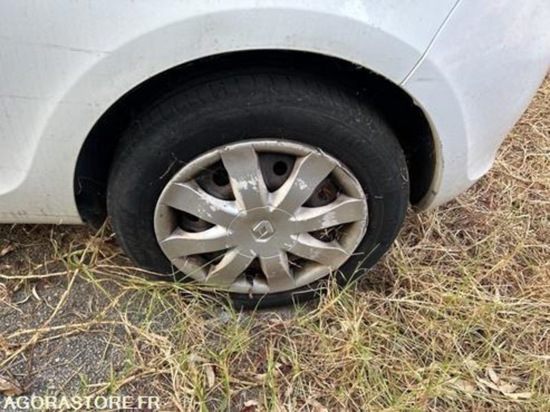 RENAULT CLIO - 1998 - 87625KM - CY588MA - Automobil: slika 4 RENAULT CLIO - 1998 - 87625KM - CY588MA - Automobil: slika 4