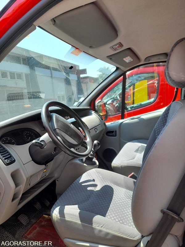 RENAULT Trafic II Fourgon Phase 2 L2H2 1200kg 2.0 dCi 16V 115 cv (MECA 562) - Furgon: slika 4 RENAULT Trafic II Fourgon Phase 2 L2H2 1200kg 2.0 dCi 16V 115 cv (MECA 562) - Furgon: slika 4