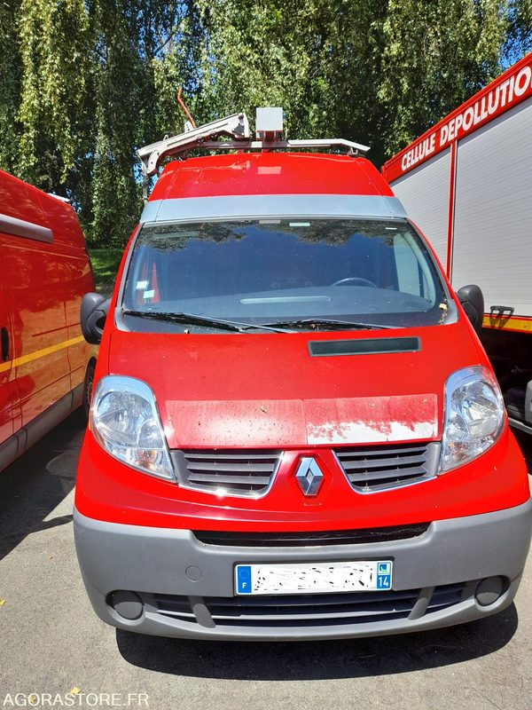 RENAULT Trafic II Fourgon Phase 2 L2H2 1200kg 2.0 dCi 16V 115 cv (MECA 562) - Furgon: slika 2 RENAULT Trafic II Fourgon Phase 2 L2H2 1200kg 2.0 dCi 16V 115 cv (MECA 562) - Furgon: slika 2