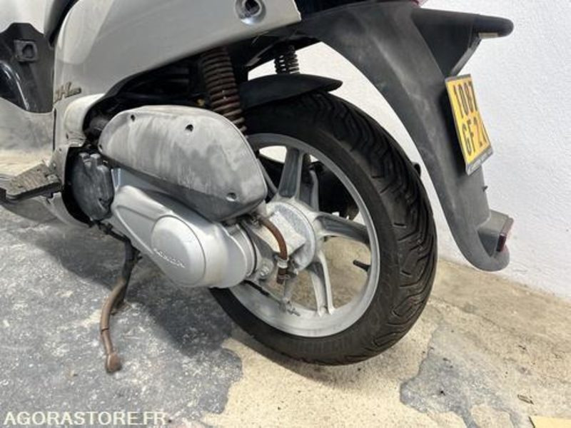 SCOOTER HONDA SH125 - 2001 - 24167KM - 1087GF2A - Motocikl: slika 5 SCOOTER HONDA SH125 - 2001 - 24167KM - 1087GF2A - Motocikl: slika 5