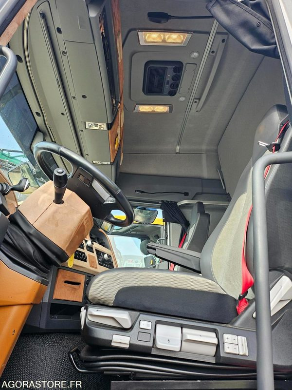 TRACTEUR RENAULT - 2017 - 580000km - Tegljač: slika 4 TRACTEUR RENAULT - 2017 - 580000km - Tegljač: slika 4