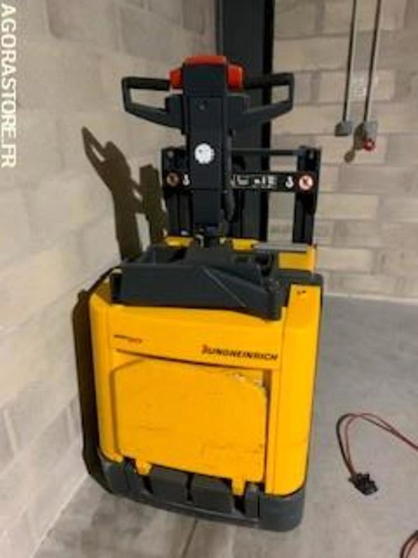 Transpalette électrique sur batteries déchargées. JUNGHEINRICH - Kolica za palete: slika 1 Transpalette électrique sur batteries déchargées. JUNGHEINRICH - Kolica za palete: slika 1