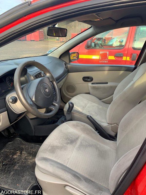 VL RENAULT CLIO3 3739ZH76 - Automobil: slika 4 VL RENAULT CLIO3 3739ZH76 - Automobil: slika 4