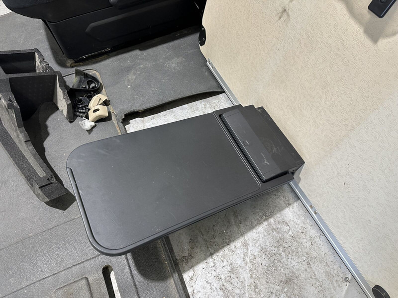 Mercedes-Benz passenger seat with lower bunk and table - Sedište za Kamion: slika 4 Mercedes-Benz passenger seat with lower bunk and table - Sedište za Kamion: slika 4