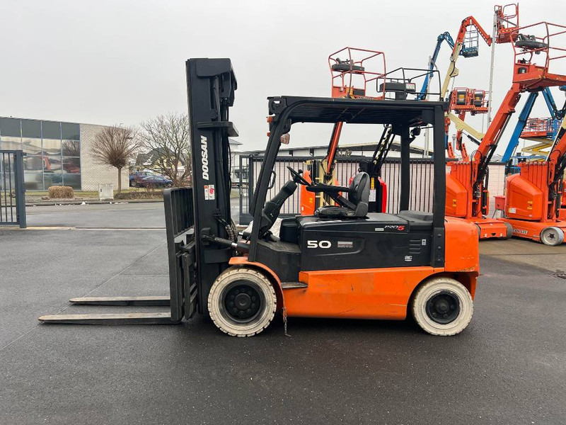 Doosan B50X5 5T 6m Triplex non-marking (1841) - Električni viljuškar: slika 2 Doosan B50X5 5T 6m Triplex non-marking (1841) - Električni viljuškar: slika 2