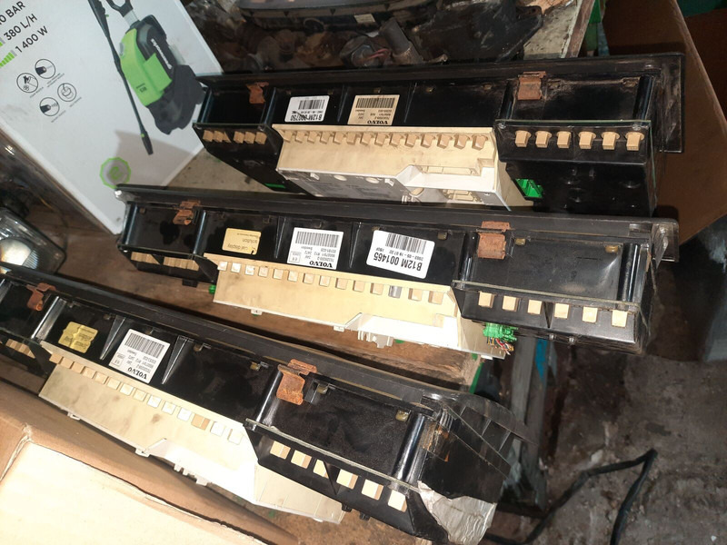 Volvo 70361832-1 . 70361831. 70329201-2 .22205475-P03. 70392912-P01/ - Komandna tabla: slika 3 Volvo 70361832-1 . 70361831. 70329201-2 .22205475-P03. 70392912-P01/ - Komandna tabla: slika 3