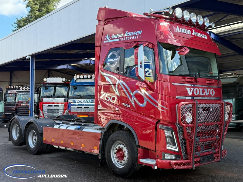 Volvo FH 750 6x4 Tandemlift, Retarder, PTO - Kamion sa golom šasijom i zatvorenom kabinom: slika 1 Volvo FH 750 6x4 Tandemlift, Retarder, PTO - Kamion sa golom šasijom i zatvorenom kabinom: slika 1