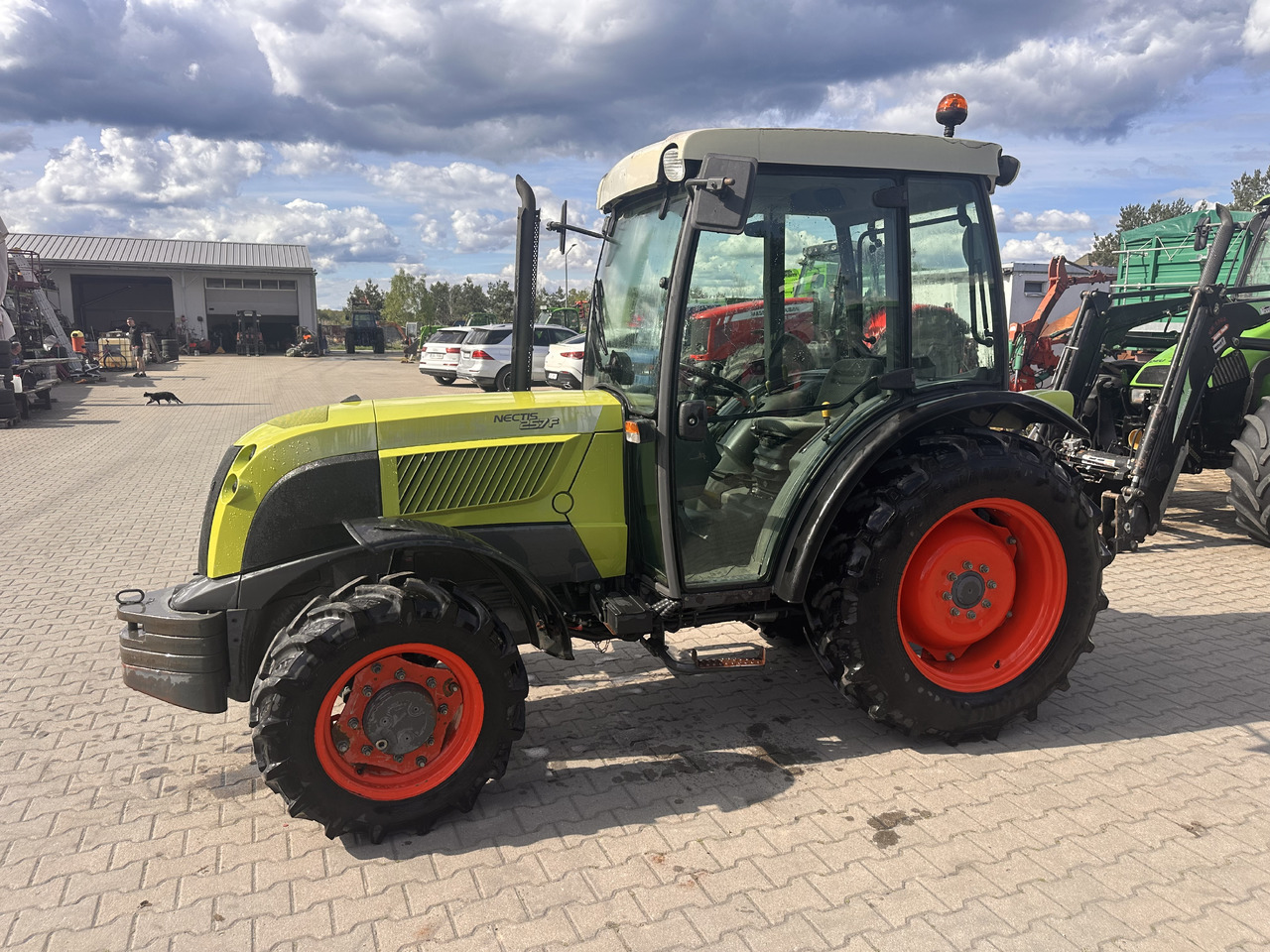 CLAAS NECTIS 257F - Traktor: slika 1 CLAAS NECTIS 257F - Traktor: slika 1