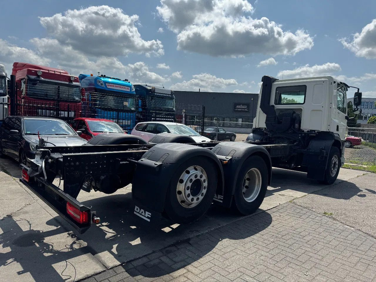 DAF CF 450 6X2 - EURO 6 + LIFT/STEERING AXLE - Kamion sa golom šasijom i zatvorenom kabinom: slika 4 DAF CF 450 6X2 - EURO 6 + LIFT/STEERING AXLE - Kamion sa golom šasijom i zatvorenom kabinom: slika 4