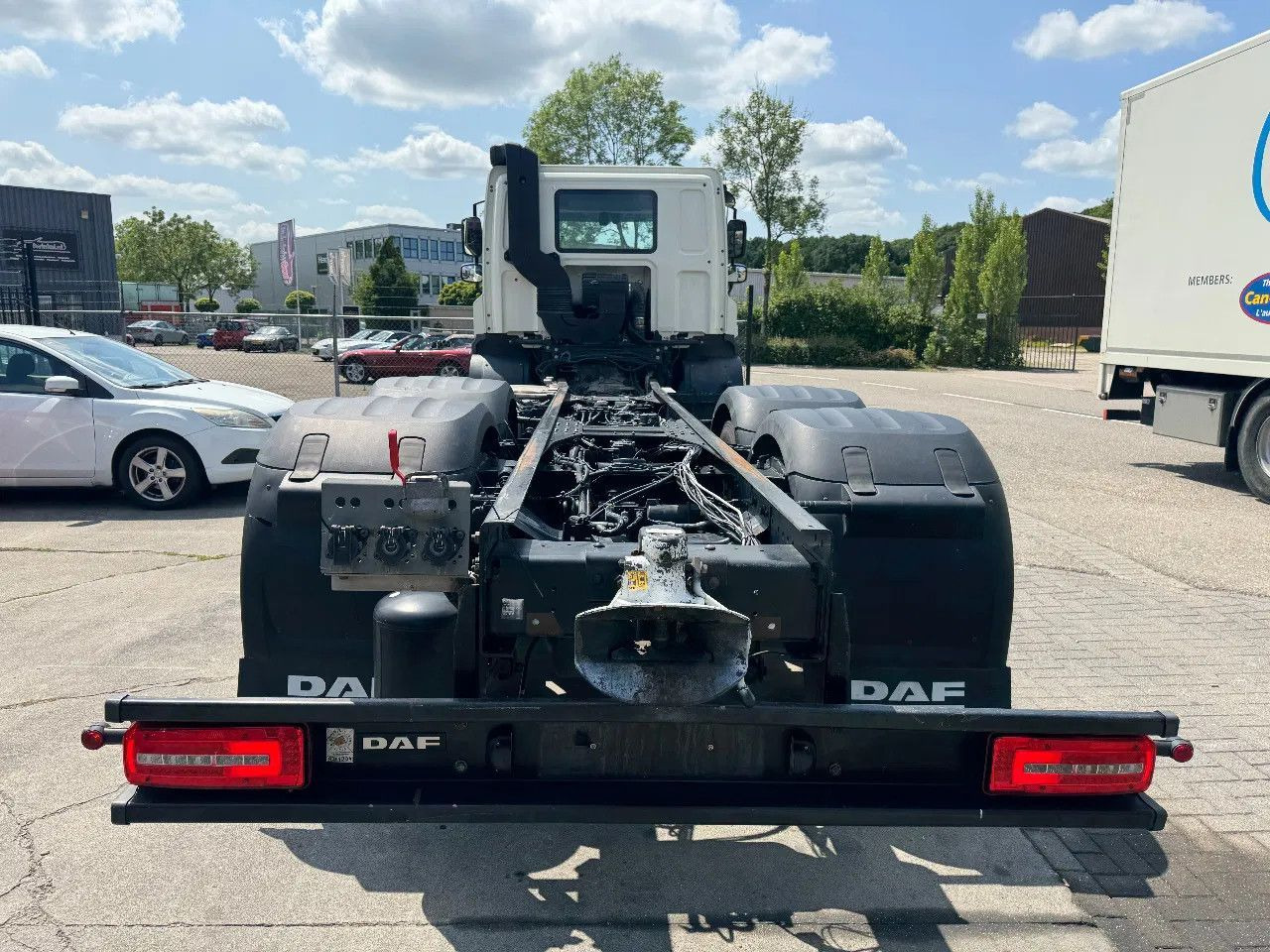 DAF CF 450 6X2 - EURO 6 + LIFT/STEERING AXLE - Kamion sa golom šasijom i zatvorenom kabinom: slika 5 DAF CF 450 6X2 - EURO 6 + LIFT/STEERING AXLE - Kamion sa golom šasijom i zatvorenom kabinom: slika 5