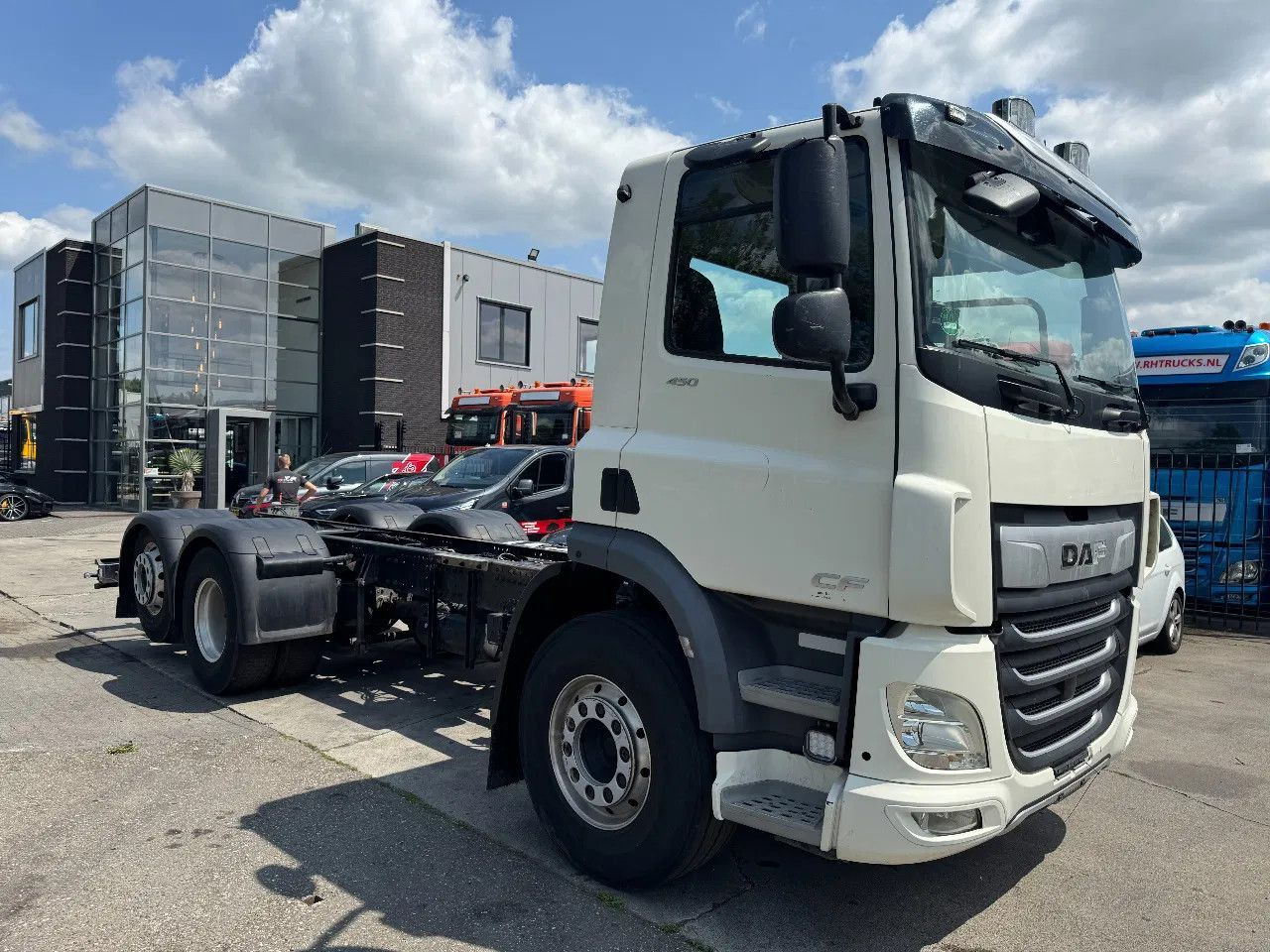 DAF CF 450 6X2 - EURO 6 + LIFT/STEERING AXLE - Kamion sa golom šasijom i zatvorenom kabinom: slika 3 DAF CF 450 6X2 - EURO 6 + LIFT/STEERING AXLE - Kamion sa golom šasijom i zatvorenom kabinom: slika 3