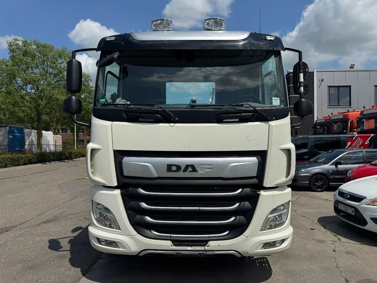 DAF CF 450 6X2 - EURO 6 + LIFT/STEERING AXLE - Kamion sa golom šasijom i zatvorenom kabinom: slika 2 DAF CF 450 6X2 - EURO 6 + LIFT/STEERING AXLE - Kamion sa golom šasijom i zatvorenom kabinom: slika 2