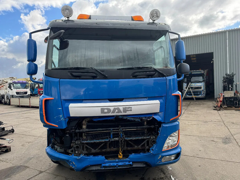 DAF CF 460 8X2 ONLY VISUAL DAMAGED // ENGINE IS RUNNING - Kamion sa kablovskim sistemom: slika 2 DAF CF 460 8X2 ONLY VISUAL DAMAGED // ENGINE IS RUNNING - Kamion sa kablovskim sistemom: slika 2
