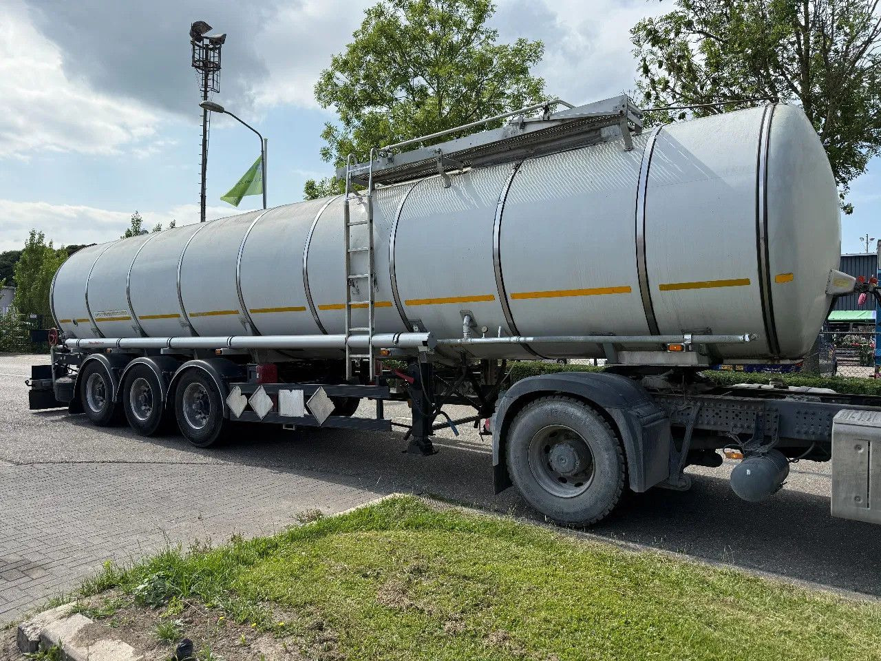 Kässbohrer BITUM - 32000 LITER - 1 COMP. - Poluprikolica cisterna: slika 2 Kässbohrer BITUM - 32000 LITER - 1 COMP. - Poluprikolica cisterna: slika 2