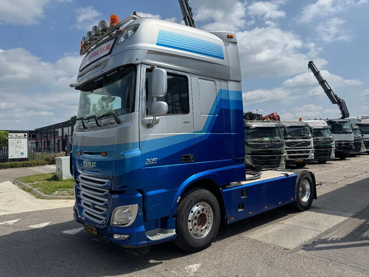 DAF XF 460 4X2 EURO 6 SKIRTS HYDRAULIC - Tegljač: slika 2 DAF XF 460 4X2 EURO 6 SKIRTS HYDRAULIC - Tegljač: slika 2
