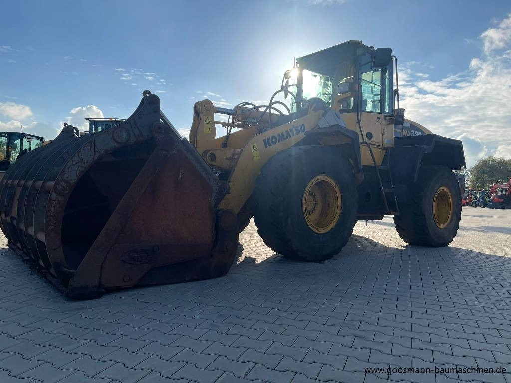 Komatsu WA 320 mit Greifschaufel + Schnellwechsler - Utovarivač točkaš: slika 3 Komatsu WA 320 mit Greifschaufel + Schnellwechsler - Utovarivač točkaš: slika 3