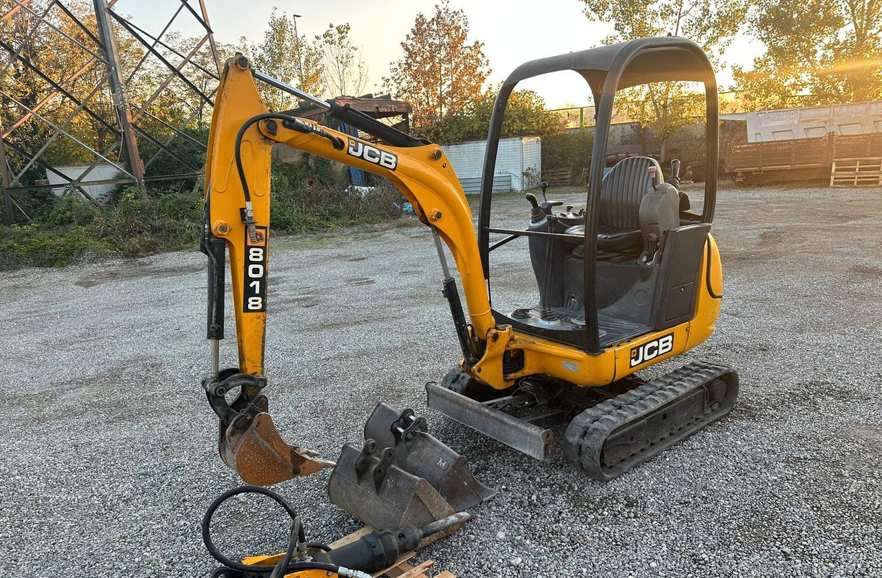 Mini escavatore Jcb 18 quintali - Mini bager: slika 2 Mini escavatore Jcb 18 quintali - Mini bager: slika 2