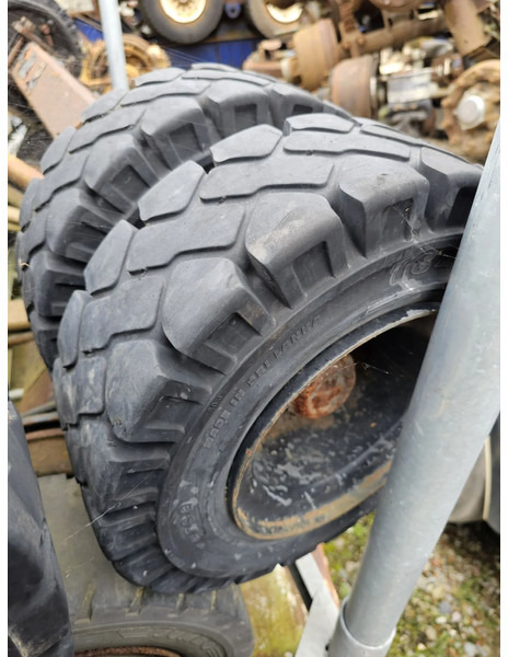 Michelin 18x7-8 (180/70-8) full rubber - Guma: slika 2 Michelin 18x7-8 (180/70-8) full rubber - Guma: slika 2