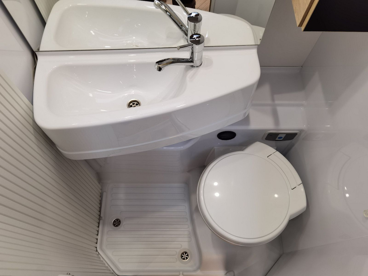 Poluintegrisani kamper Chausson 627 TITANIUM / - 2026 - / EINZELBETTEN / 4.1T.: slika 22 Poluintegrisani kamper Chausson 627 TITANIUM / - 2026 - / EINZELBETTEN / 4.1T.: slika 22