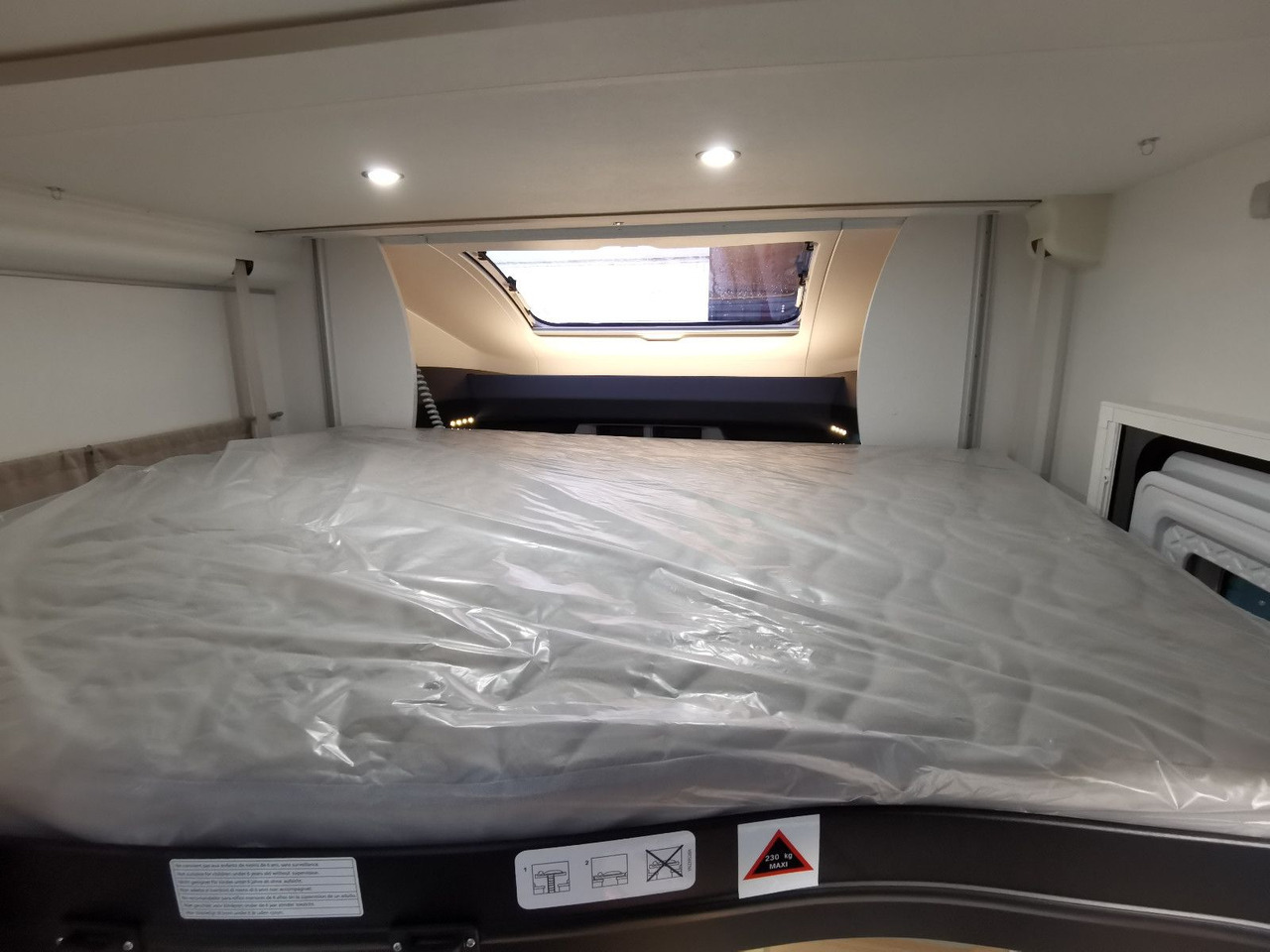 Poluintegrisani kamper Chausson 627 TITANIUM / - 2026 - / EINZELBETTEN / 4.1T.: slika 21 Poluintegrisani kamper Chausson 627 TITANIUM / - 2026 - / EINZELBETTEN / 4.1T.: slika 21