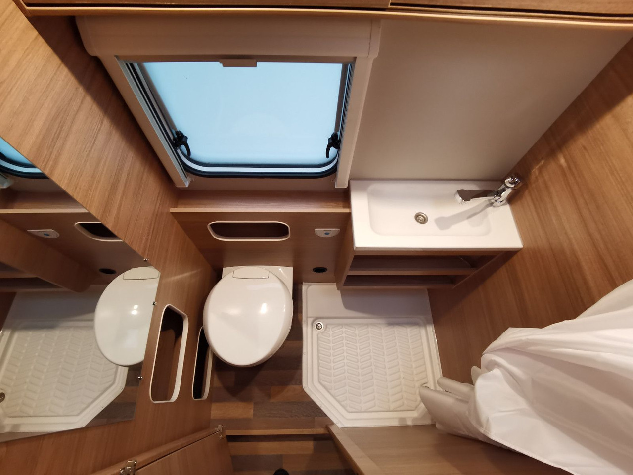 Alkoven kamper Weinsberg CARAHOME 650 DG / - MODELL 2025 - / 140 PS: slika 22