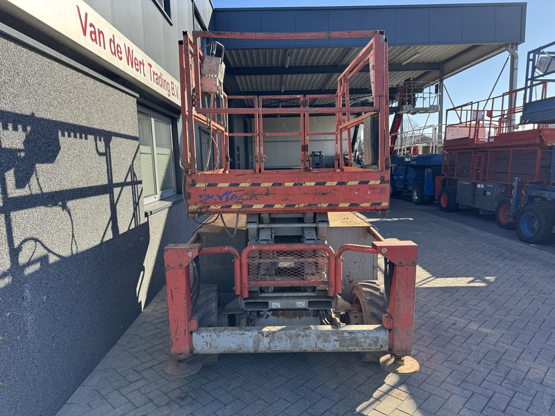 Skyjack SJ 6832RT 2012 4X4 Kubota Diesel 11.7M Werkhoogte - Lift u obliku makaza: slika 3 Skyjack SJ 6832RT 2012 4X4 Kubota Diesel 11.7M Werkhoogte - Lift u obliku makaza: slika 3