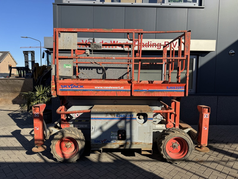 Skyjack SJ 6832RT 2012 4X4 Kubota Diesel 11.7M Werkhoogte - Lift u obliku makaza: slika 1 Skyjack SJ 6832RT 2012 4X4 Kubota Diesel 11.7M Werkhoogte - Lift u obliku makaza: slika 1