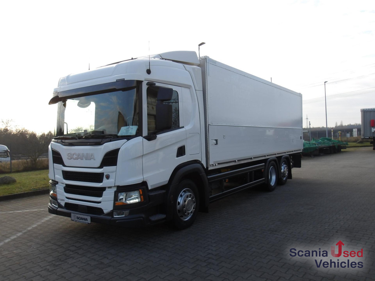 SCANIA P 320 B6x2*4NB / EWERS Schwenkwandaufbau - Kamion za prevoz boca: slika 1 SCANIA P 320 B6x2*4NB / EWERS Schwenkwandaufbau - Kamion za prevoz boca: slika 1