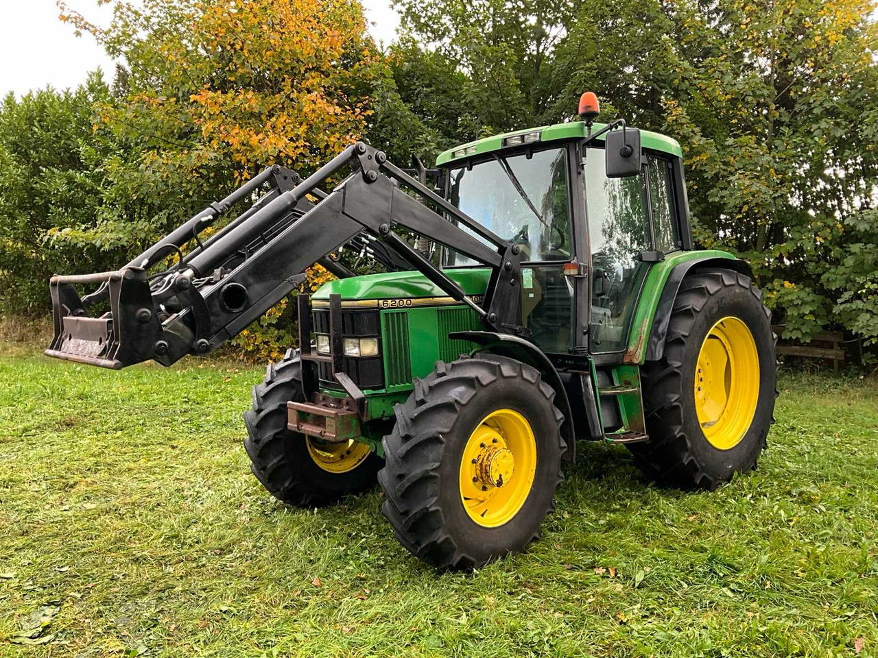 1992 JOHN DEERE 6200 FOUR-WHEEL DRIVE FARM TRACTOR WITH FRONT LOADER - Traktor: slika 2 1992 JOHN DEERE 6200 FOUR-WHEEL DRIVE FARM TRACTOR WITH FRONT LOADER - Traktor: slika 2