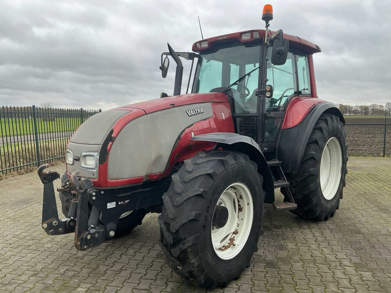 2004 VALTRA T120 ALL-WHEEL DRIVE FARM TRACTOR - Traktor: slika 1 2004 VALTRA T120 ALL-WHEEL DRIVE FARM TRACTOR - Traktor: slika 1