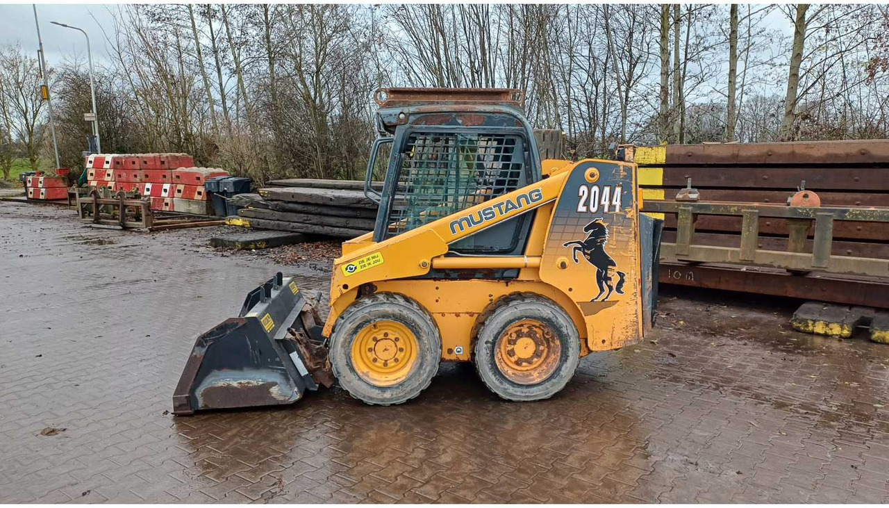 2008 MUSTANG 2044 SKID STEER LOADER - Kompaktni utovarivač guseničar: slika 2 2008 MUSTANG 2044 SKID STEER LOADER - Kompaktni utovarivač guseničar: slika 2